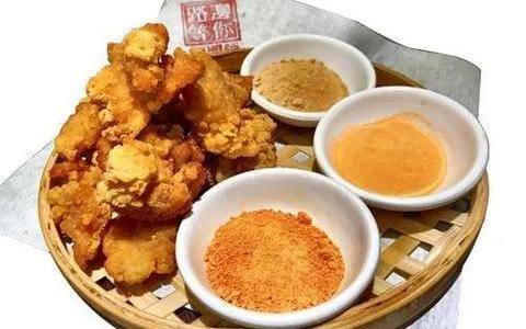 晨报|北京各大商圈的餐饮区都热闹起来，露天小吃市集人气儿旺了......